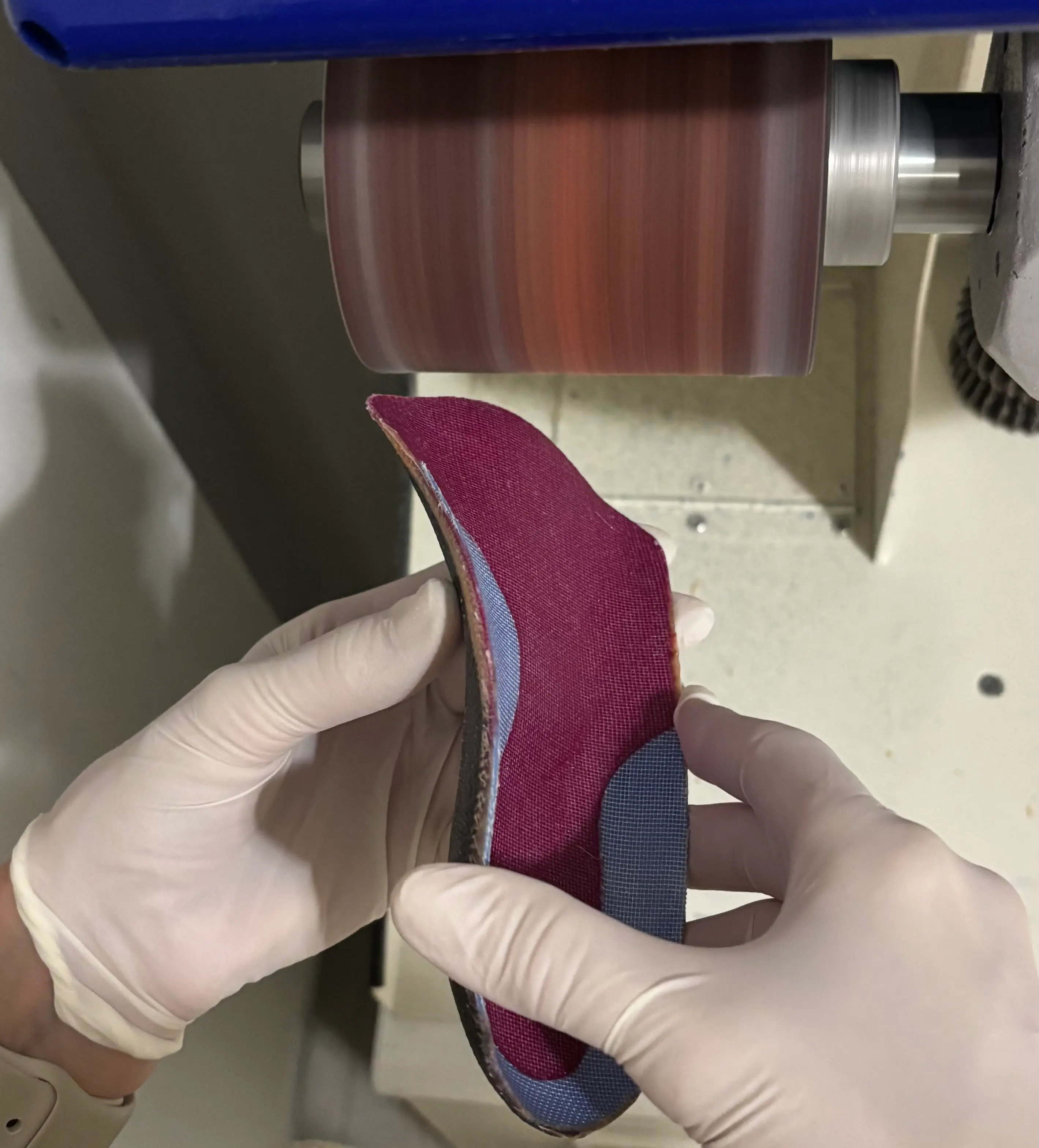 Pulido de plantillas llevado a cabo por nuestra podóloga.