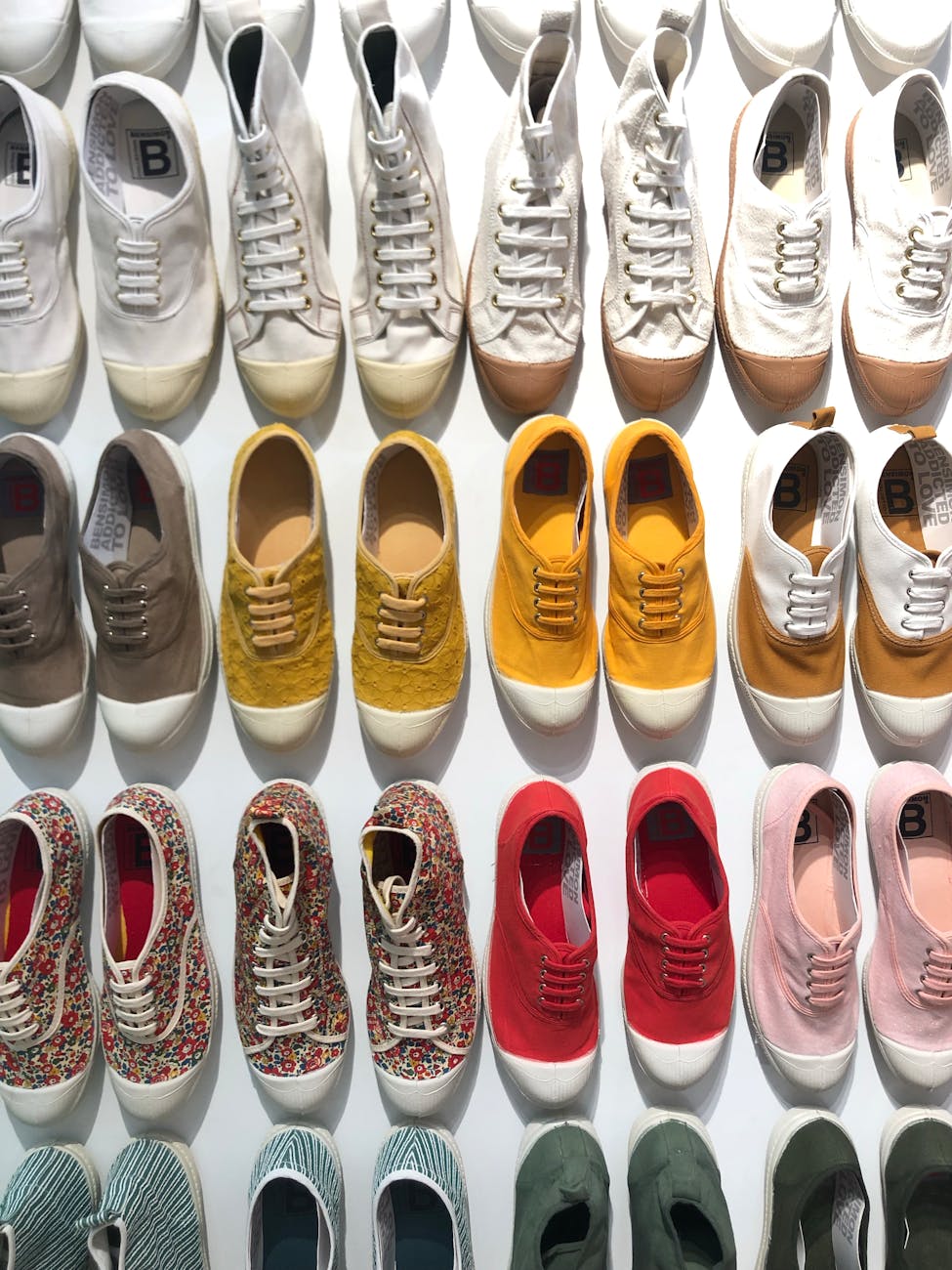 20 pares de zapatillas de colores variados.
